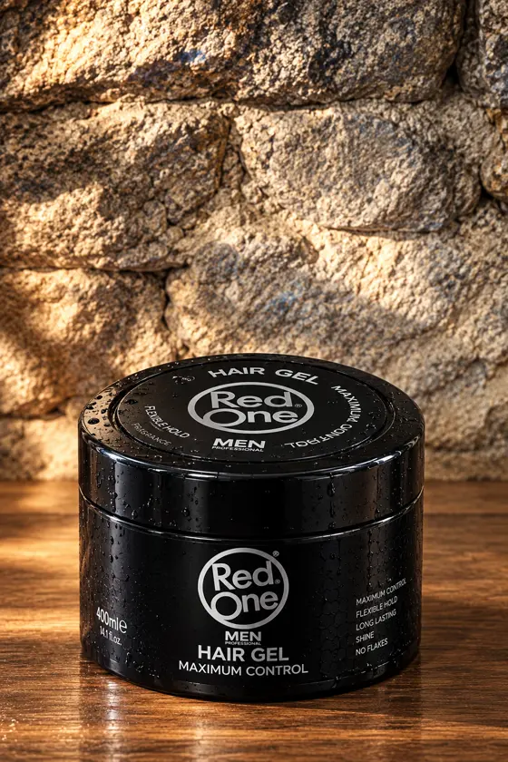 Pot de gel coiffant RedOne Men de 400 ml, devant le mur en pierre